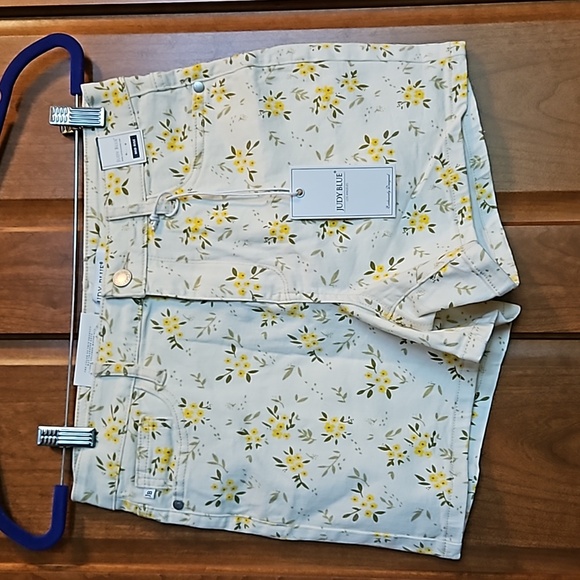 Judy Blue Flower Print Mid-Rise Shorts NWT - Picture 4 of 6
